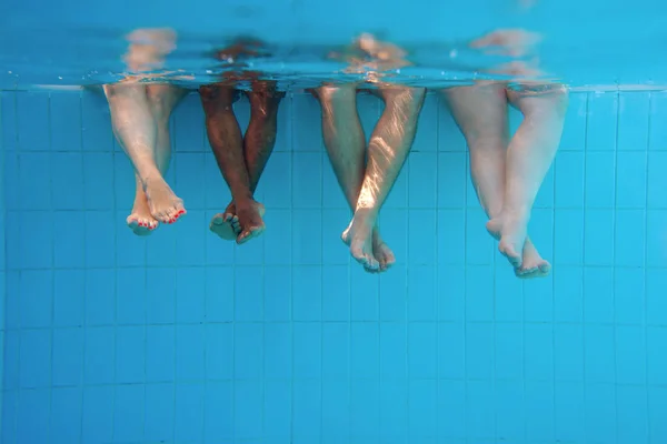 Cuatro Personas Piernas Bajo Agua Piscina Amigos Fiesta Verano Concepto —  Fotos de Stock