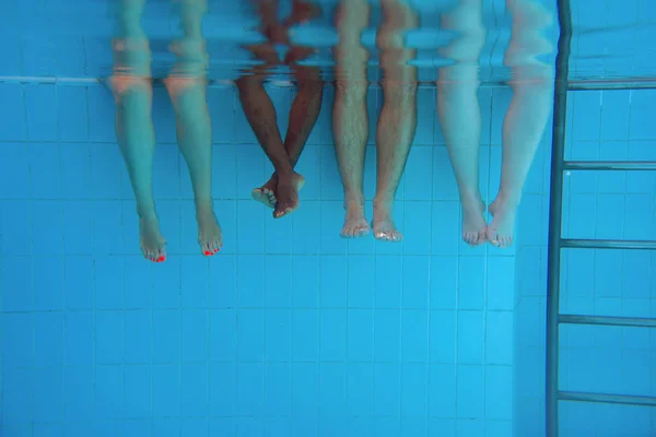 Quatro Pessoas Pernas Debaixo Água Piscina Amigos Festa Verão Conceito — Fotografia de Stock