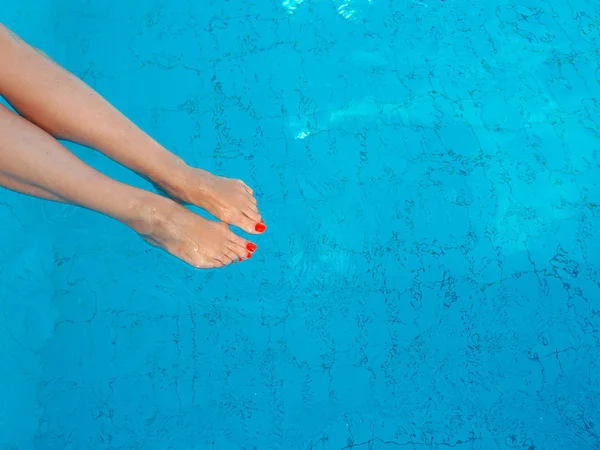 成年白种人欧洲妇女的腿与橙色紫外线足疗水下游泳池 有趣的水下腿在游泳池 假期和运动概念 — 图库照片