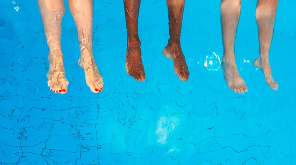 Pernas Três Amigos Pessoas Comuns Corrida Diferente Sentado Beira Piscina — Fotografia de Stock