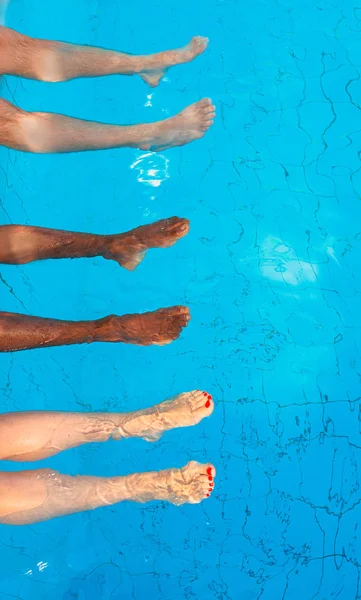 Pernas Três Amigos Pessoas Comuns Corrida Diferente Sentado Beira Piscina — Fotografia de Stock