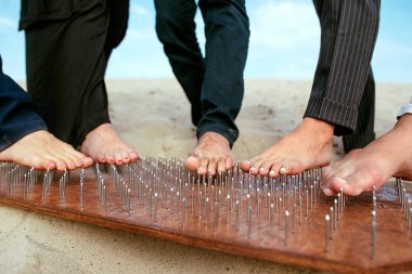 dört metre çöl açık çivi ile tahta üzerinde duran. Aşırı yoga eğitimi kavramı. Gevşeme ve kendini geliştirme - döşeme ve çivi ile tahta üzerinde ayakta 