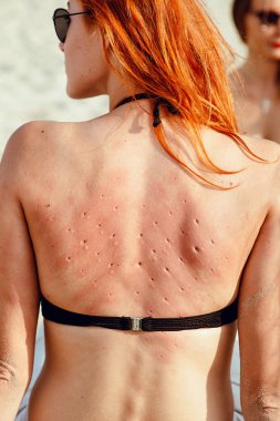 aşırı yoga eğitimi sonra kadın geri-gevşeme ve kendini geliştirme-çivi ile tahta üzerinde döşeme 