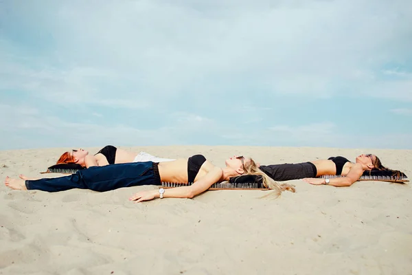 Relaxamento Extremo Ioga Auto Desenvolvimento Mulheres Bonitas Que Colocam Nacked — Fotografia de Stock