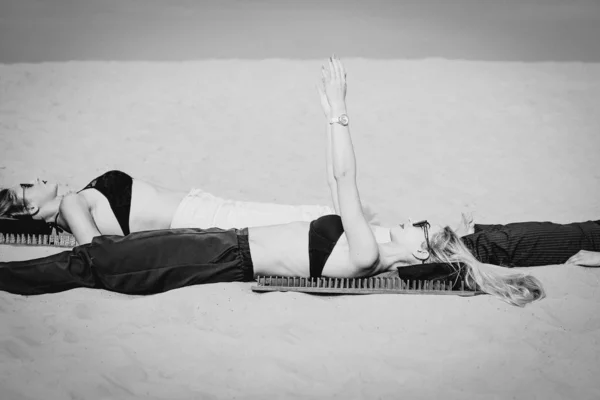 Экстремальная Йога Релаксации Саморазвития Красивые Женщины Лежа Nacked Назад Доске — стоковое фото