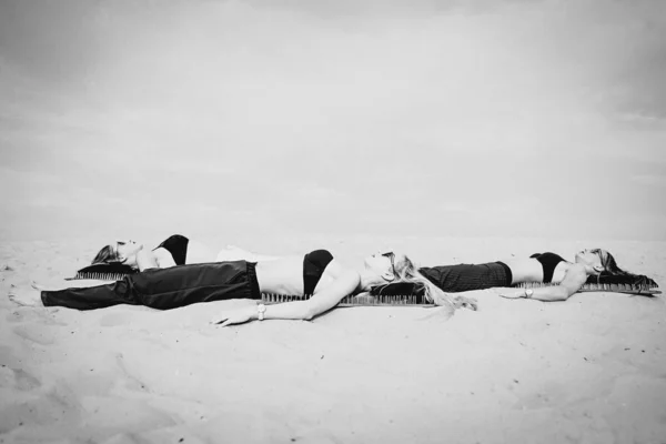 Extrémní Relaxace Jómu Seberozvoj Nádherná Žena Která Tabuli Leží Hřebíky — Stock fotografie