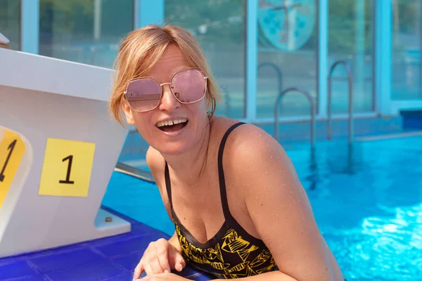 Lustige Emotionale Blonde Frau Mit Pinkfarbener Sonnenbrille Schwimmbadrand Sommer Urlaubs — Stockfoto