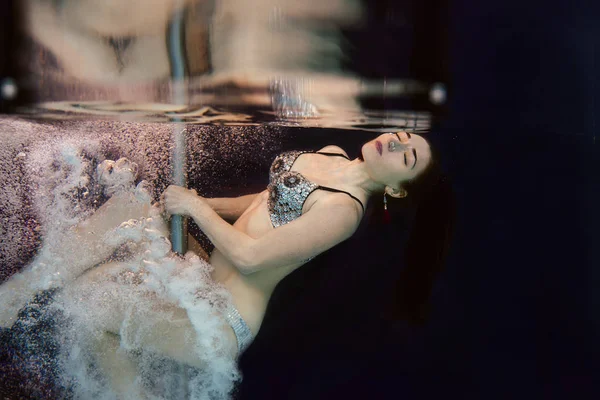 Молодая Стройная Женщина Плавательном Хрустальном Лифчике Трусах Шестом Водой Бассейне — стоковое фото
