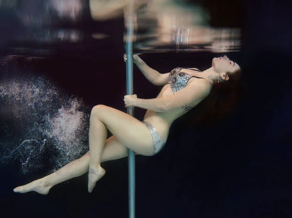 Giovane Forma Donna Magra Reggiseno Cristallo Nuoto Mutande Con Palo — Foto Stock