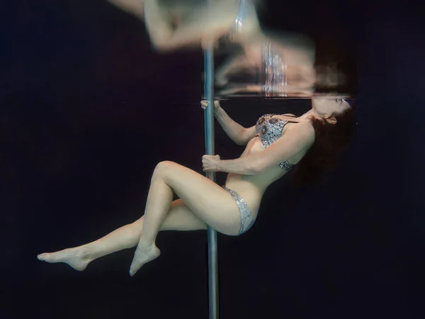 黒い背景にスイミングプールで水中ポールを持つ水泳クリスタルブラジャーとパンツで若い フィット スリムな女性 — ストック写真