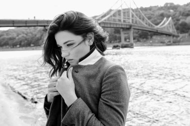 genç güzel esmer köprü arka planda şehirde nehir tarafından üzgün kadın depresif