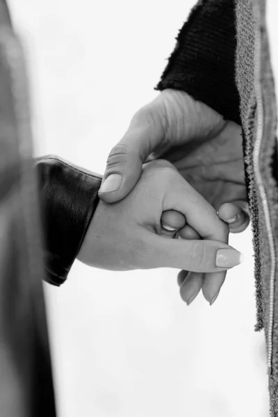Руки Двух Влюбленных Людей Женщины Мужчины Любовь Поддержка Дружба Отношения — стоковое фото