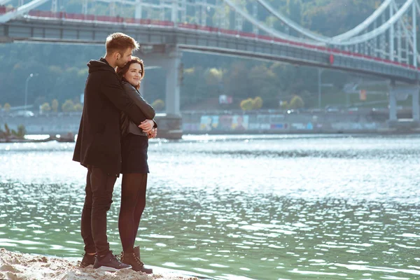 Schöne Erstaunlich Lustige Fröhliche Junge Paar Mann Und Frau Umarmen — Stockfoto