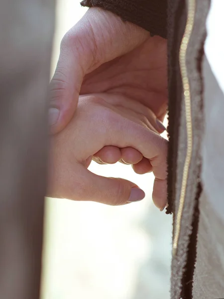 Hände Zweier Verliebter Menschen Frau Und Mann Liebe Unterstützung Freundschaft — Stockfoto