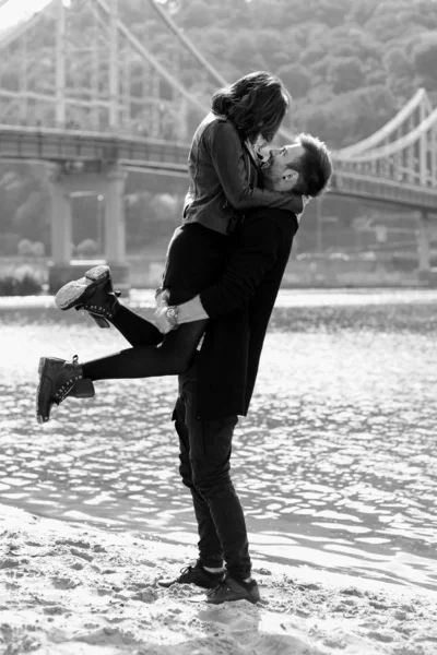 美丽惊人的搞笑开朗的年轻夫妇 男人和女人 拥抱户外的河流在桥的背景 女朋友和男朋友家庭 爱和友谊的概念 — 图库照片