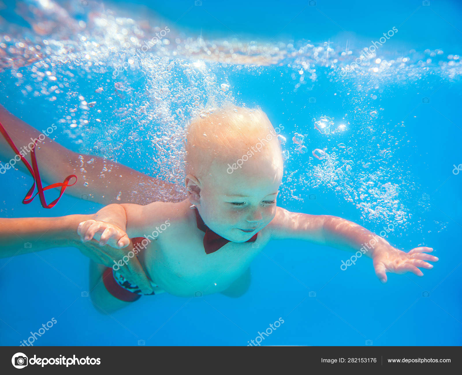 Petit Garcon Bebe Avec Papillon Rouge Plongeant Sous Eau Dans Image Libre De Droit Par Kateryna Mostova C