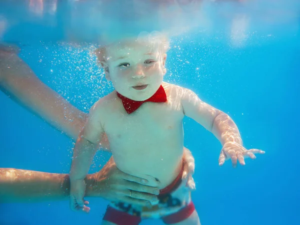 Kleine Jongen Baby Met Rode Vlinder Duiken Onderwater Zwembad Leren — Stockfoto