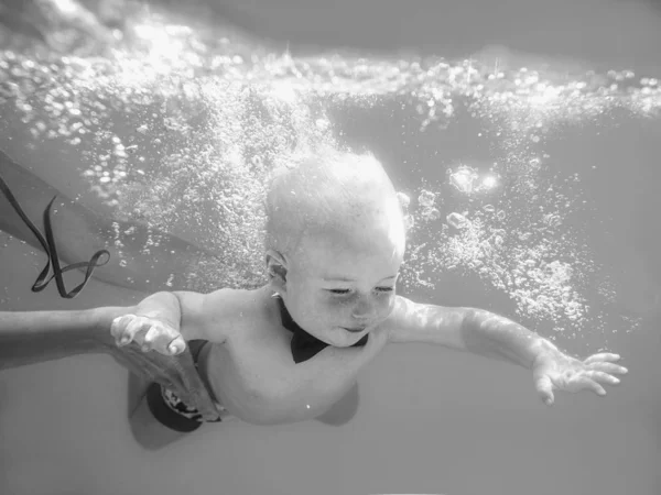 Little Boy Infant Red Butterfly Diving Underwater Swimming Pool Learn — Stock Photo, Image