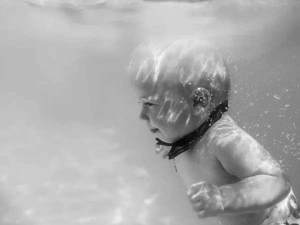 Niño Pequeño Infante Con Mariposa Roja Buceando Bajo Agua Piscina —  Fotos de Stock