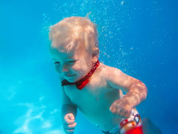 Kleine Jongen Baby Met Rode Vlinder Duiken Onderwater Zwembad Leren — Stockfoto