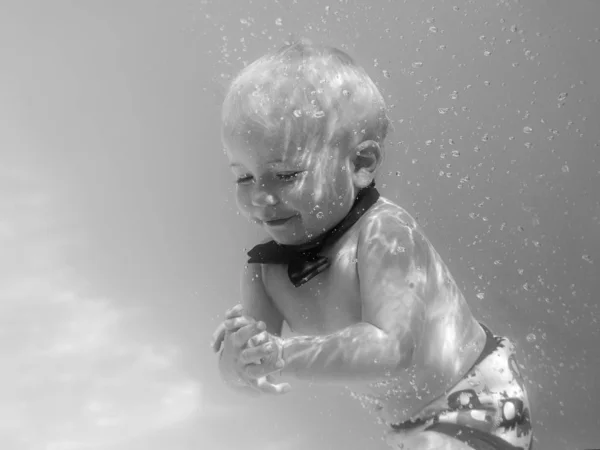 Kleine Jongen Baby Met Rode Vlinder Duiken Onderwater Zwembad Leren — Stockfoto