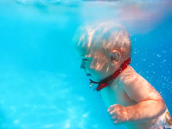 Kleine Jongen Baby Met Rode Vlinder Duiken Onderwater Zwembad Leren — Stockfoto