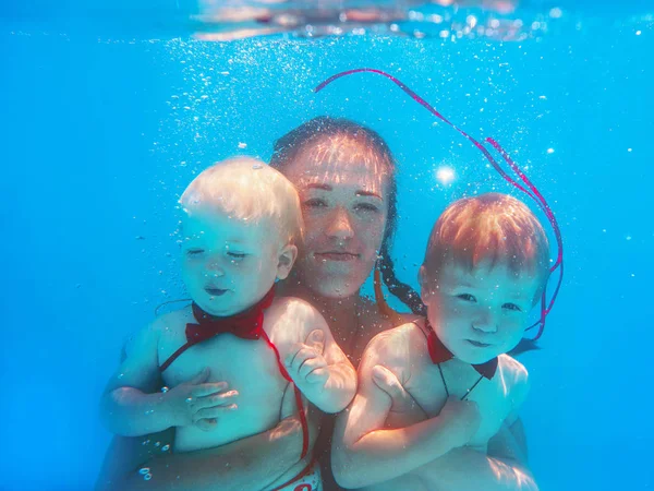 Femme Caucasienne Avec Des Petits Garçons Fils Papillons Rouges Plongeant — Photo