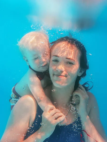 Vacker Ung Kvinna Mor Lärare Med Söt Liten Pojke Fjäril — Stockfoto