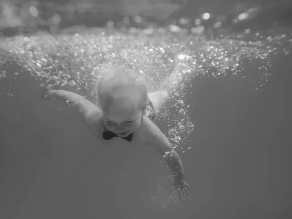 수영장에서 다이빙 수중과 수영을 배운다 스포츠 — 스톡 사진