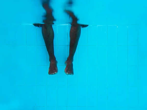 Adulto Afro Americano Pernas Homem Subaquático Piscina — Fotografia de Stock