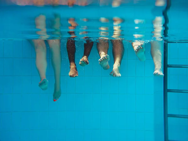 Quatre Personnes Jambes Sous Eau Dans Piscine Fête Été Vacances — Photo