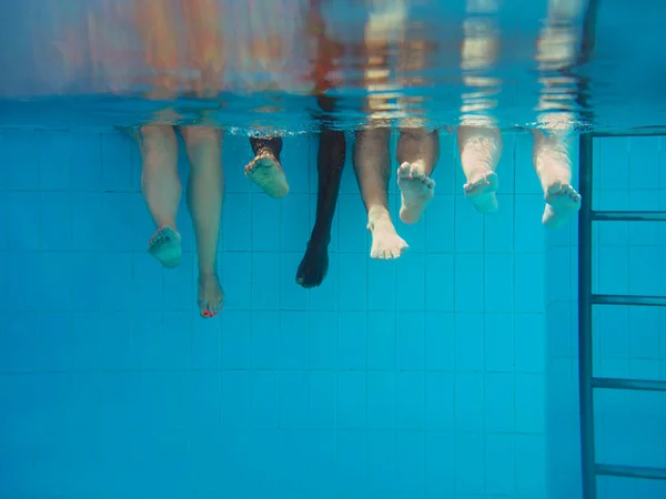 Cztery Osoby Nogi Podwodne Basenie Strona Letnich Koncepcja Wakacji Różnorodności — Zdjęcie stockowe