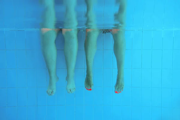 Dos Personas Piernas Personas Caucásicas Bajo Agua Piscina Fiesta Verano — Foto de Stock