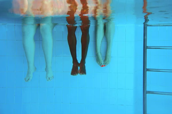 Beine Eines Afrikanisch Amerikanischen Mannes Mit Kaukasischen Freunden Schwimmbad Unter — Stockfoto