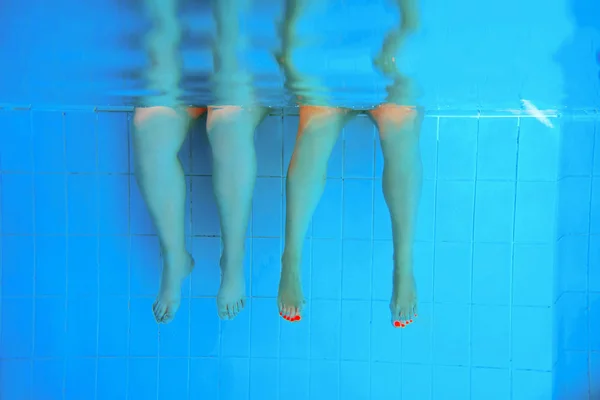 Yüzme Havuzunda Iki Kişi Bacaklar Kafkas Kişiler Sualtı Parti Yaz — Stok fotoğraf