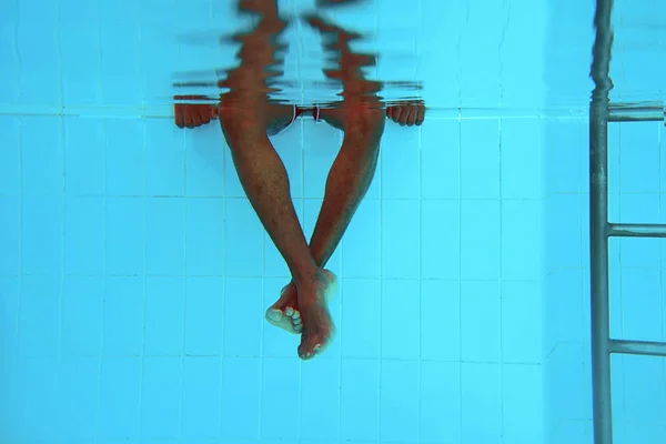 Beine Eines Erwachsenen Afroamerikaners Unter Wasser Schwimmbad — Stockfoto