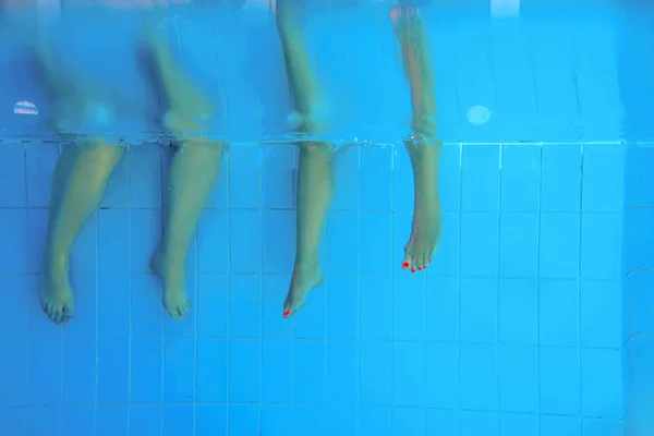 Dos Personas Piernas Personas Caucásicas Bajo Agua Piscina Fiesta Verano — Foto de Stock