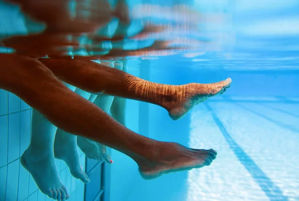 Piernas Hombre Afroamericano Con Amigos Caucásicos Piscina Bajo Agua Verano — Foto de Stock