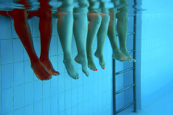 Quatro Pessoas Pernas Debaixo Água Piscina Festa Verão Férias Diversidade — Fotografia de Stock