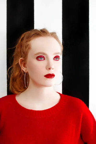 Πορτρέτο Της Όμορφης Νεαρής Κοκκινομάλλα Γυναίκα Κομψό Κάνει Και Κόκκινο — Φωτογραφία Αρχείου