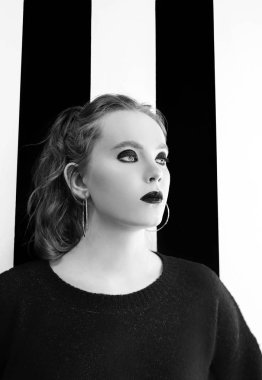 siyah ve beyaz arka planda şık makyaj ve kazak ile güzel genç Redhead kadının tek renkli portre