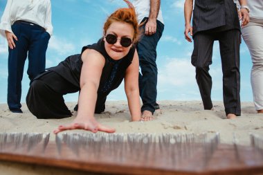 Ofis giysilerini deli komik grunge Redhead kadın çivi ile tahta dokunmadan. Extreme yoga eğitimi-gevşeme ve kendini geliştirme-çivi ile gemide döşeme 