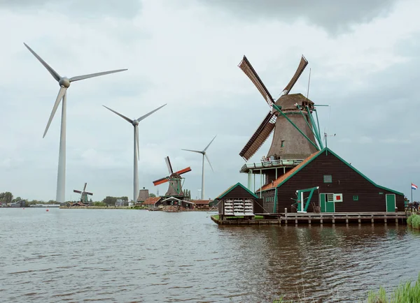 Коллаж Голландской Старой Деревни Zaanse Schans Старыми Ветряными Мельницами Современными — стоковое фото