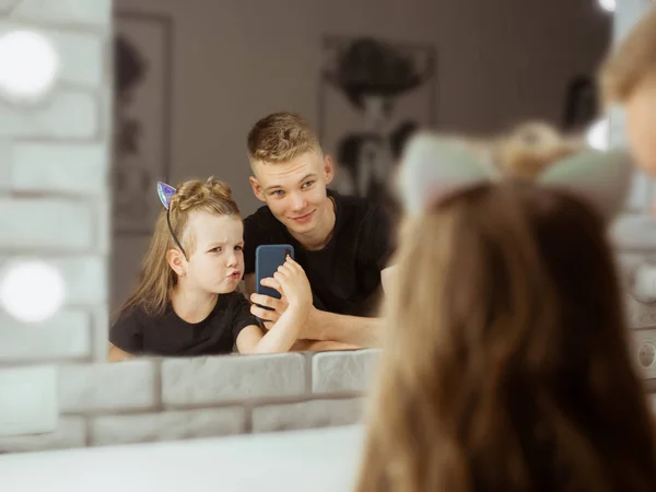 Porträtt Bedårande Vackra Kaukasiska Syskon Bror Och Syster Gör Selfie — Stockfoto