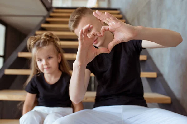 Kaukasiska Syskon Tonåring Pojke Bror Och Liten Flicka Syster Sitter — Stockfoto