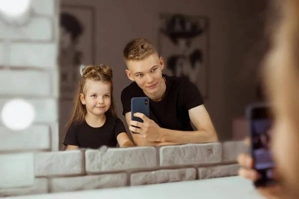 Porträtt Bedårande Vackra Kaukasiska Syskon Bror Och Syster Gör Selfie — Stockfoto