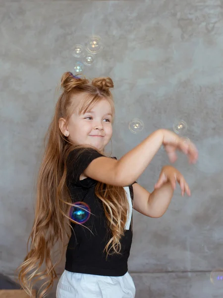 Кавказский Смешной Очаровательный Милая Маленькая Девочка Играет Кошка Мыльными Пузырями — стоковое фото