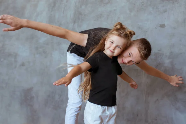 Hermanos Caucásicos Hermano Adolescente Hermana Niña Jugando Aviones Interior Del — Foto de Stock