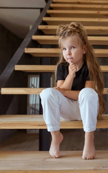 Портрет Мислення Маленької Чарівної Дівчинки Стильній Чорній Футболці Білих Штанях — стокове фото