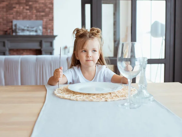 Porträt Eines Hungrigen Kleinen Entzückenden Mädchens Weißem Shirt Das Mit — Stockfoto